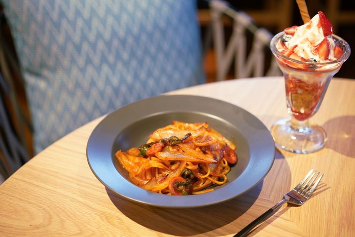 「横浜ナポリタン」1300円、「ベリーサンデー」1100円