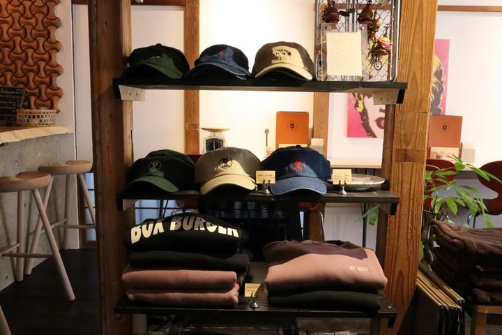 キャップ3780円などオリジナルグッズも販売