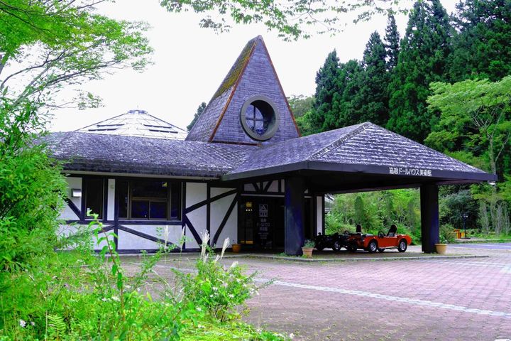 国道1号沿いに立つ特徴的な建物