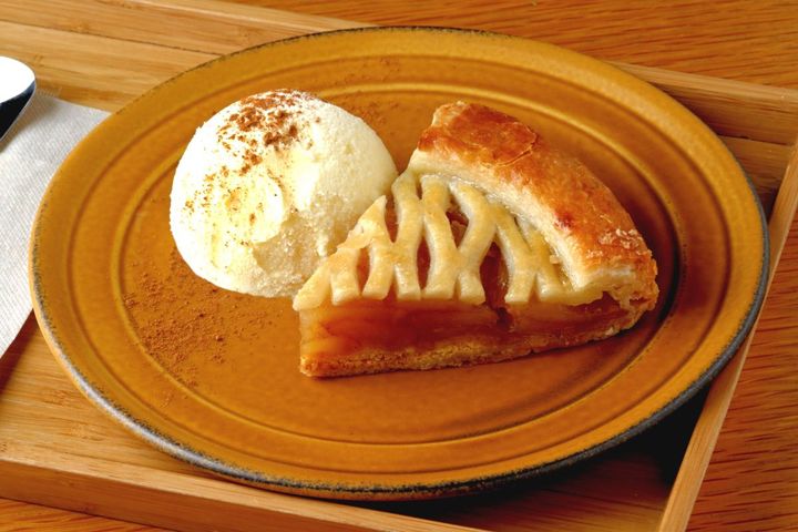 温かいパイにバニラアイスを添えた箱根ホームメイドアップルパイ