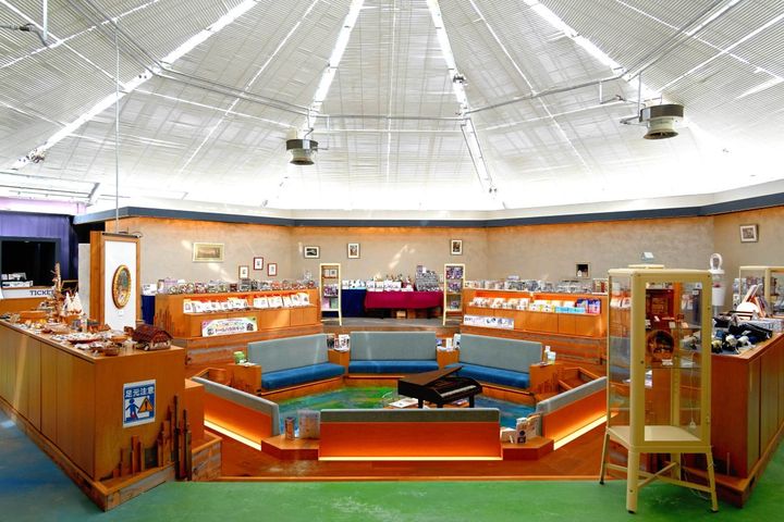 ショップやカフェは施設に入場しなくても利用できる