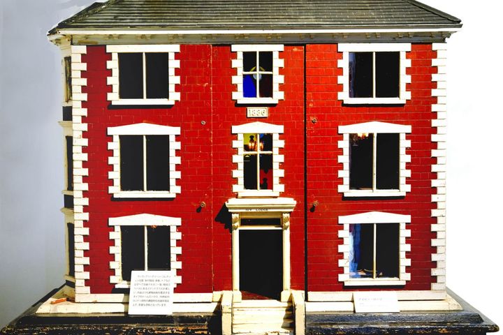 19世紀のロンドン郊外の典型的な住居のドールハウス