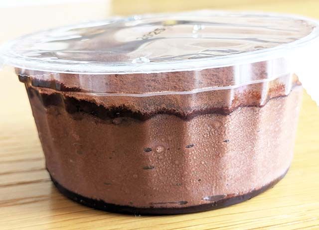 業務スーパー「チョコレートトリュフ」側面。チョコレートぎっしり。