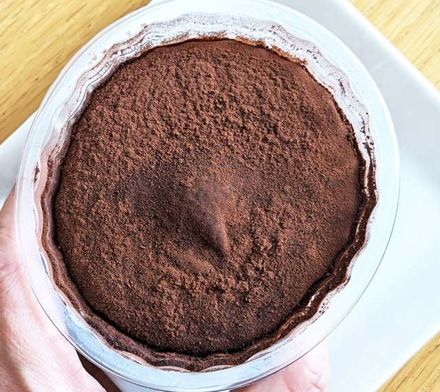 解凍された業務スーパー「チョコレートトリュフ」を容器越しに押してみると、フワフワ食感が伝わってきました