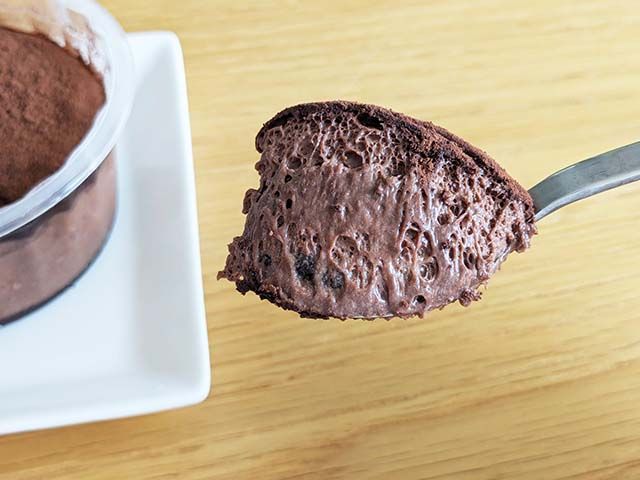 解凍された業務スーパー「チョコレートトリュフをスプーンですくった様子