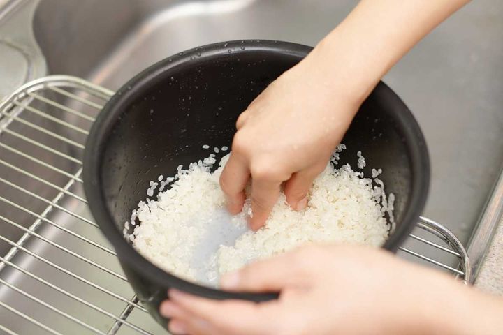 お米はギュッギュッと研がない？