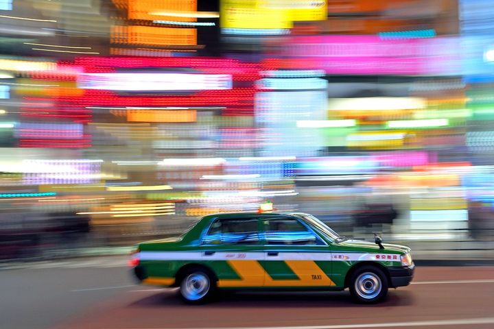 東京の街を行くタクシーのイメージ
