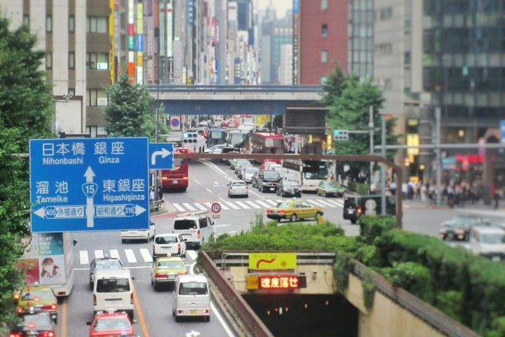東京の街を行くタクシーのイメージ