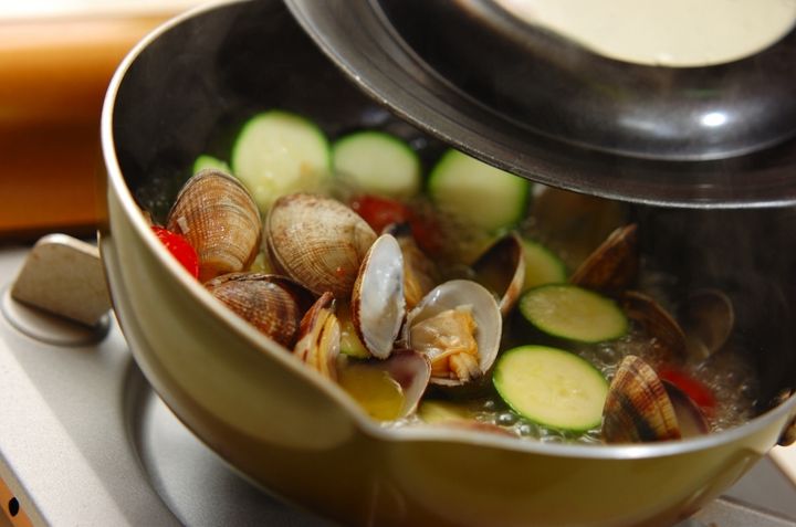 アサリとズッキーニのワイン蒸しの作り方2