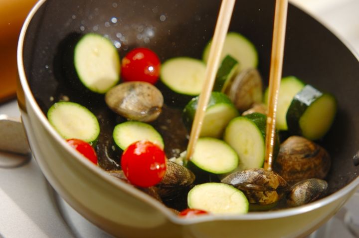 アサリとズッキーニのワイン蒸しの作り方1