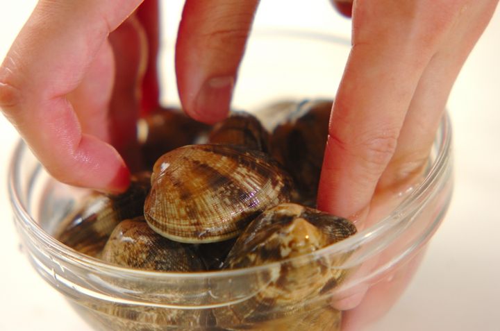 アサリとズッキーニのワイン蒸しの下準備1