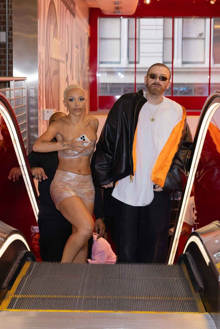 画像2: ドージャ・キャットが大胆すぎる服装でマクドナルドへ