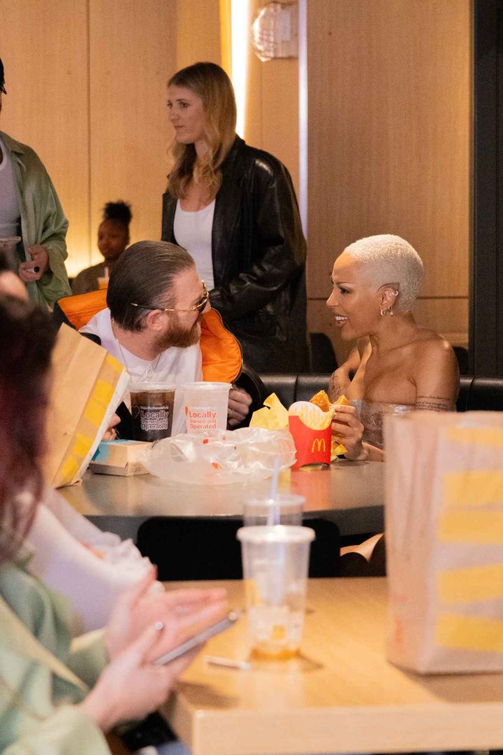 画像4: ドージャ・キャットが大胆すぎる服装でマクドナルドへ