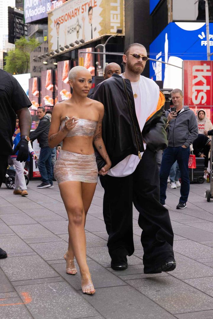 画像1: ドージャ・キャットが大胆すぎる服装でマクドナルドへ