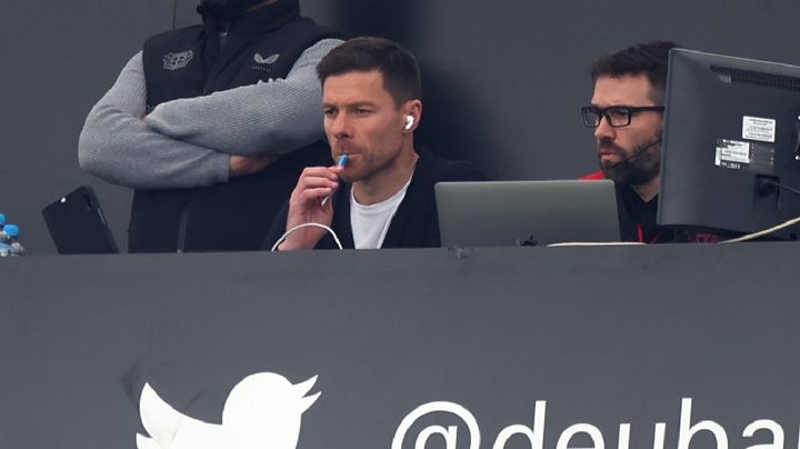 レヴァークーゼン、48試合無敗！ベンチ入り禁止のシャビ・アロンソ監督は「AirPodsを…」