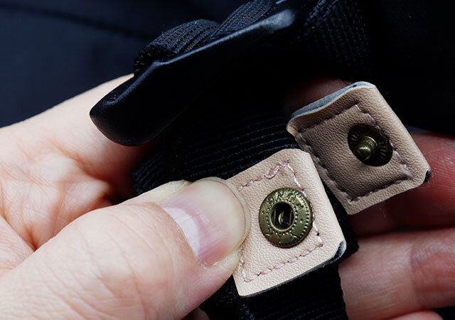 セリアのリュックのヒモ固定バンドを使って巻き付けたリュックの紐を固定させる様子