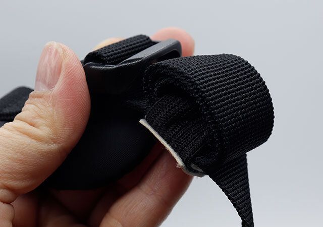 セリアのリュックのヒモ固定バンドで余ったリュックの紐を固定させた様子