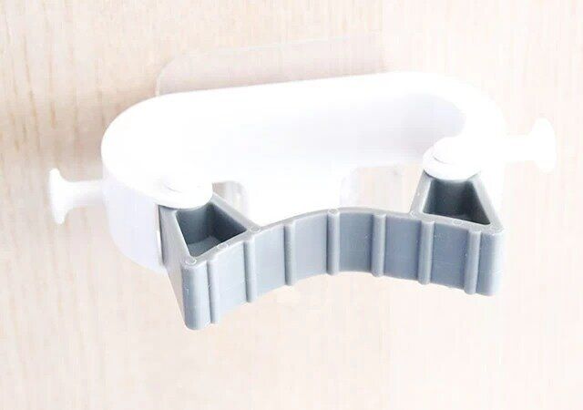 ダイソーのモップホルダーの取り付けは粘着テープとネジの2WAY仕様