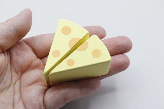 セリアの木製の知育おもちゃのチーズ