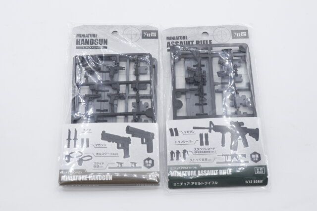 セリアのミニチュア ハンドガンとミニチュア アサルトライフルのパッケージ