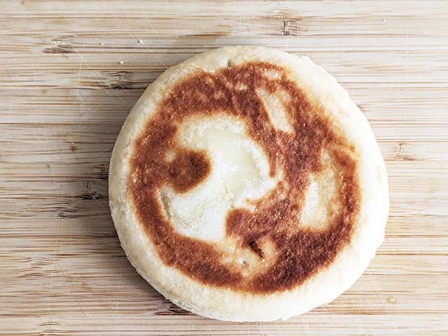 焼き上がった「チーズホットク」。こんがりきつね色でおいしそう。