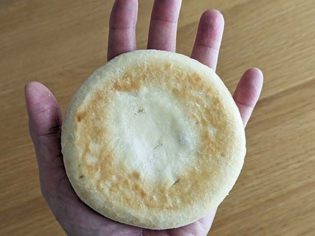 「チーズホットク」を手のひらにのせている様子