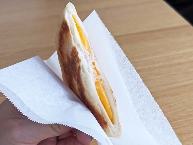 カットした「チーズホットク」を手で持っている様子