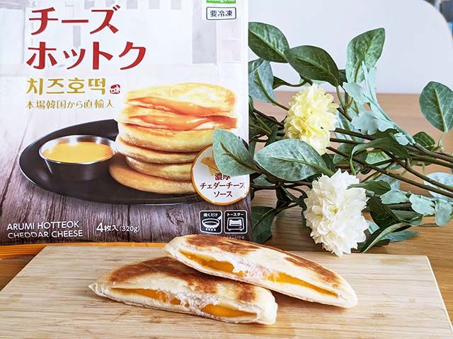 カットされお皿にのせられた業務スーパー「チーズホットク」がテーブルに置かれている様子