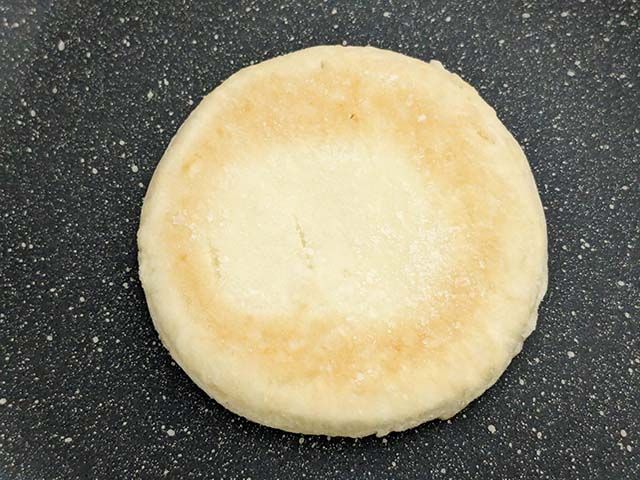 「チーズホットク」をフライパンで加熱している様子