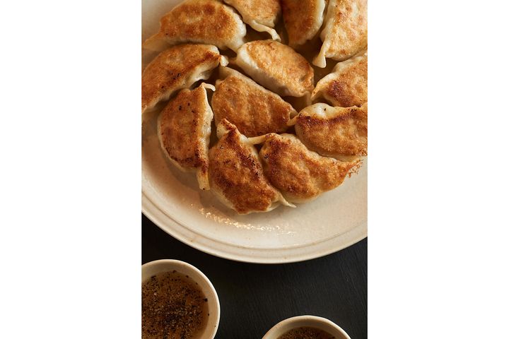 餡は練らずに混ぜるだけ！“豚ねぎ塩焼き餃子”