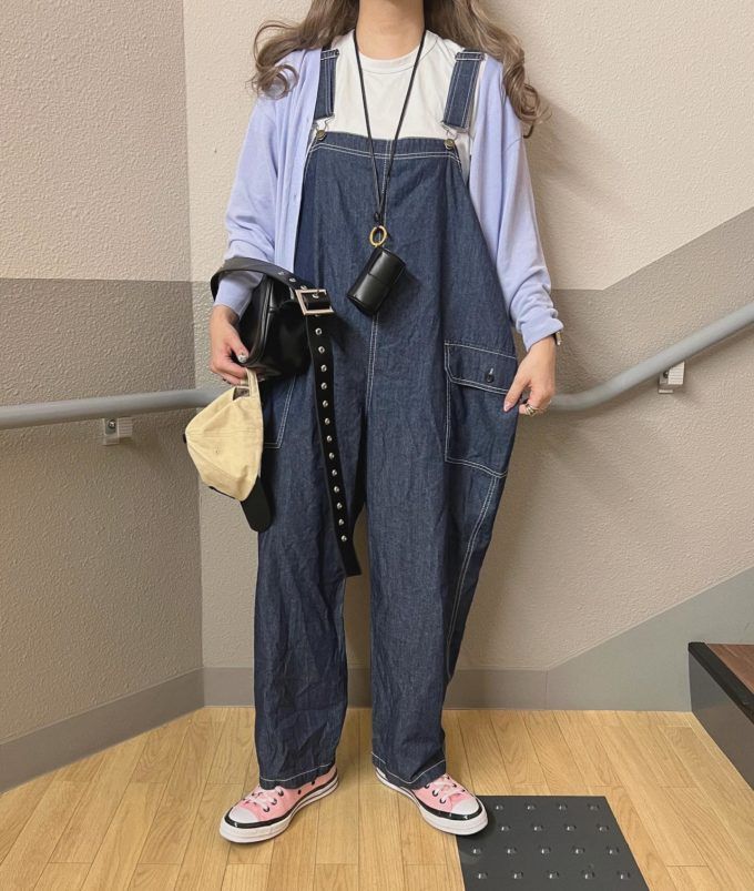 しまむらのブラックの「ハトメスクエアショルダーバッグ」×デニムサロペット