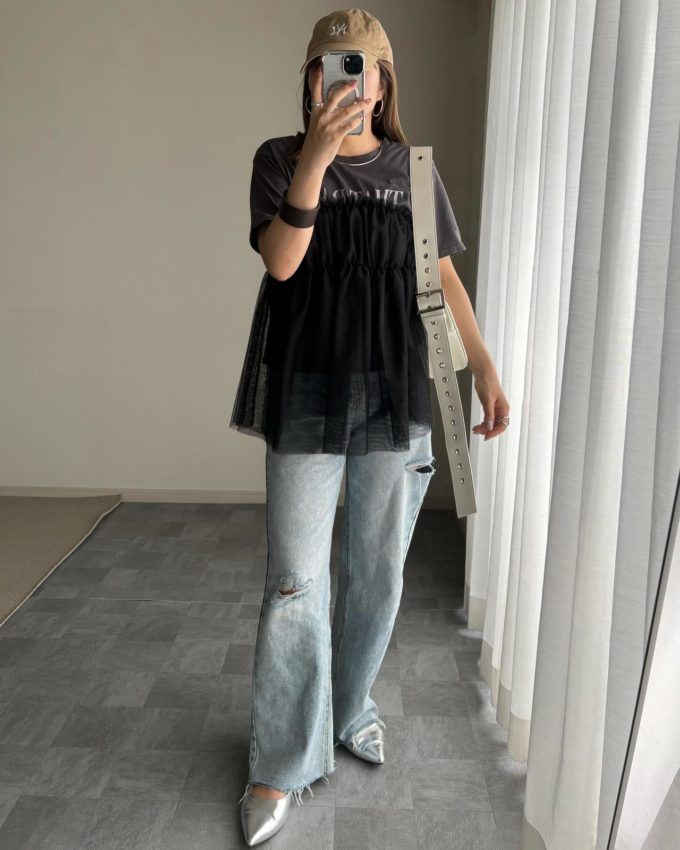 しまむらのホワイトの「ハトメスクエアショルダーバッグ」×ダメージデニムフレアパンツ