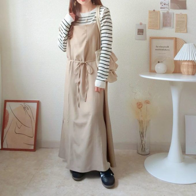 しまむらのホワイトの「ペーパー三段フリルトートバッグ」×リネンライクマルチWAYロングキャミワンピース