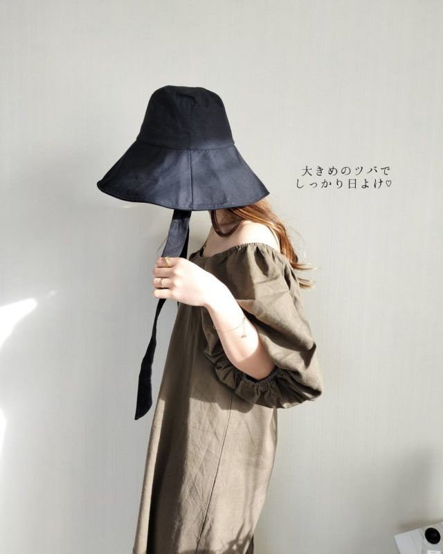 UVバケットハットコーデの女性1