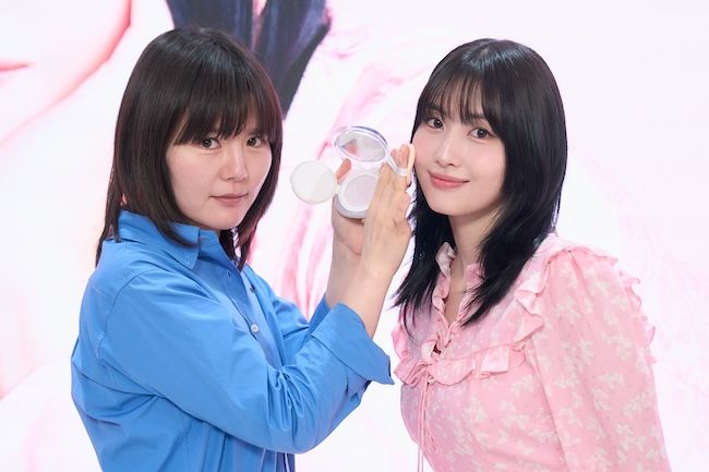 「Wonjungyo」POPUP 左：ウォン・ジョンヨ・右：TWICE モモ