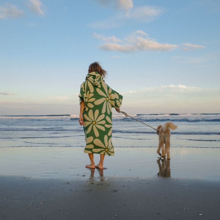 〈ONTHEROADSERVICE〉のビーチタオル