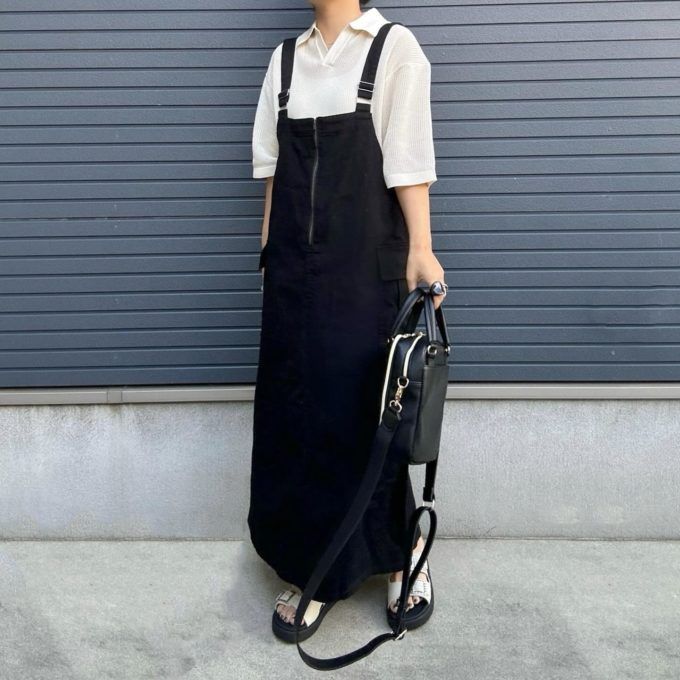 GUメンズのオフホワイトの「ウォッシャブルニットスキッパーポロシャツ(5分袖)」×ジャンパースカート