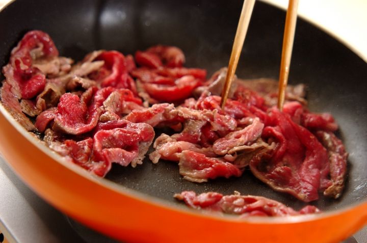 牛肉の黒コショウ炒めの作り方1