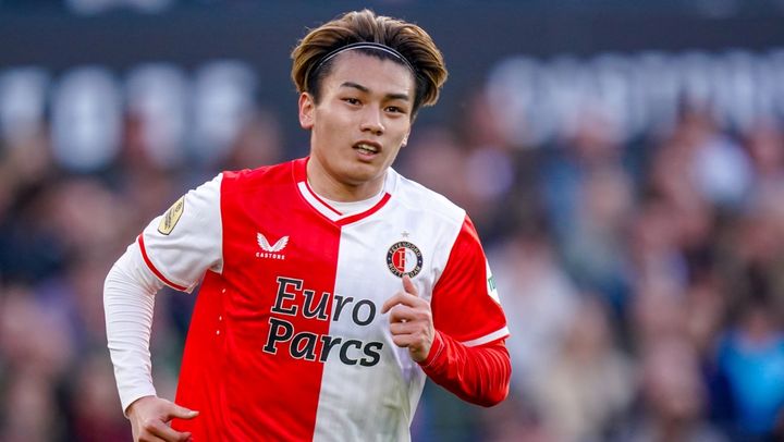 上田綺世はフェイエのエースとして物足りない！？小野伸二の元同僚ファンホーイドンクが注目発言