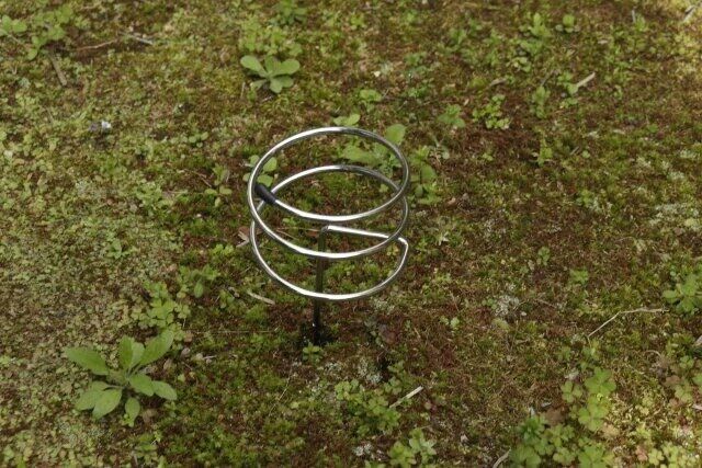 ダイソーの地面に刺せるドリンクホルダーの使用例