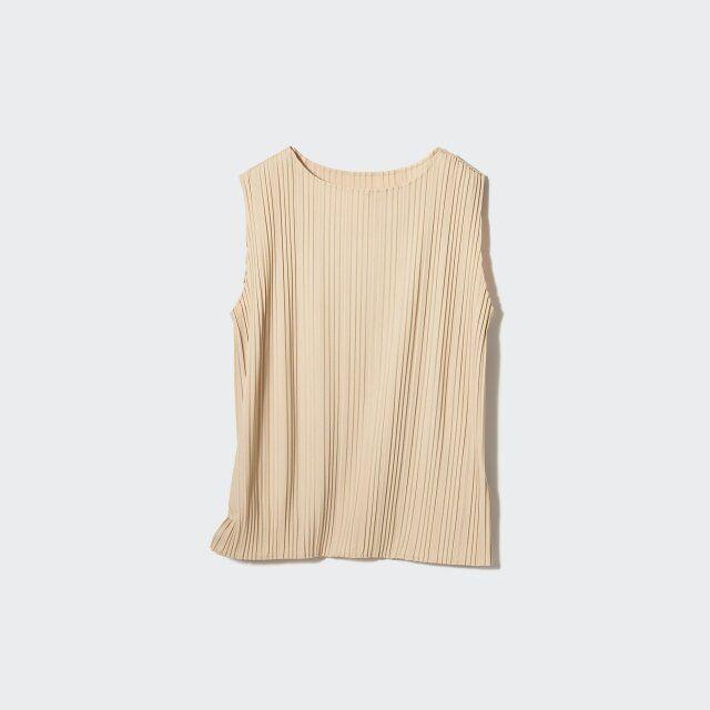 春夏に着映えるユニクロのプリーツノースリーブT