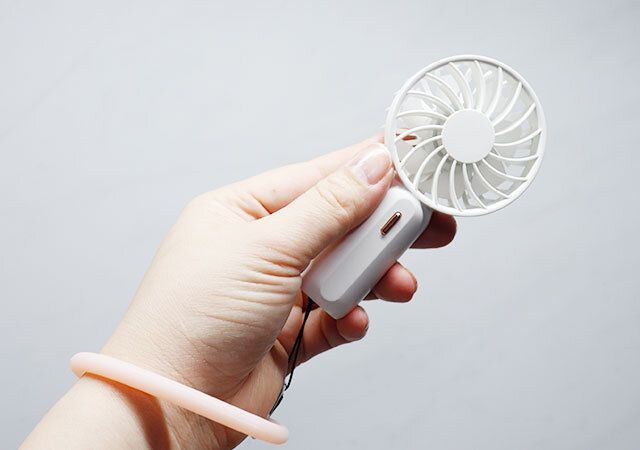 ダイソーのシリコーンハンドストラップ（ハート）はハンディファンの落下防止に便利