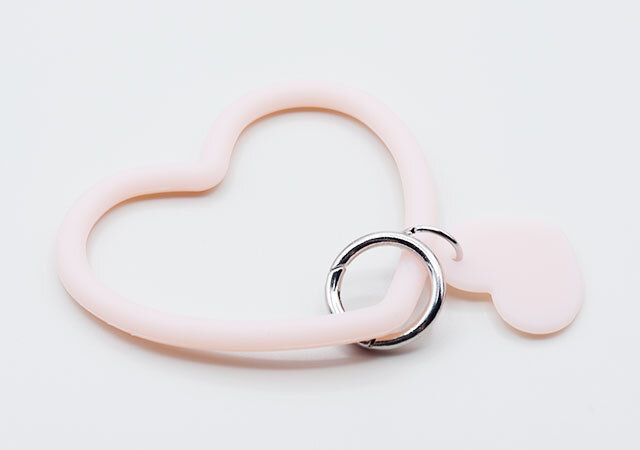 ダイソーのシリコーンハンドストラップ（ハート）
