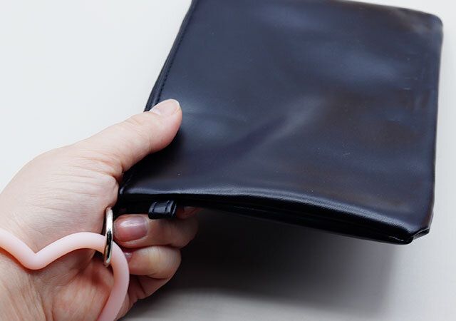 ダイソーのシリコーンハンドストラップ（ハート）はバッグのアクセントにもおすすめ