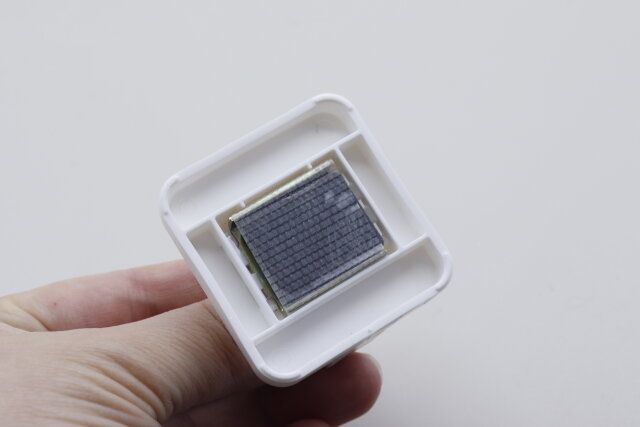 ダイソーのキッチンマルチホルダー（マグネット）は裏側にマグネットがついている