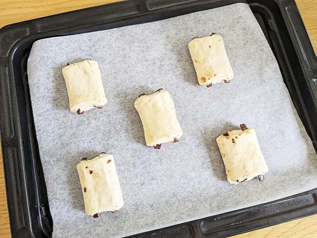 「ミニパンオショコラ生地」を並べ、室温で半解凍している様子