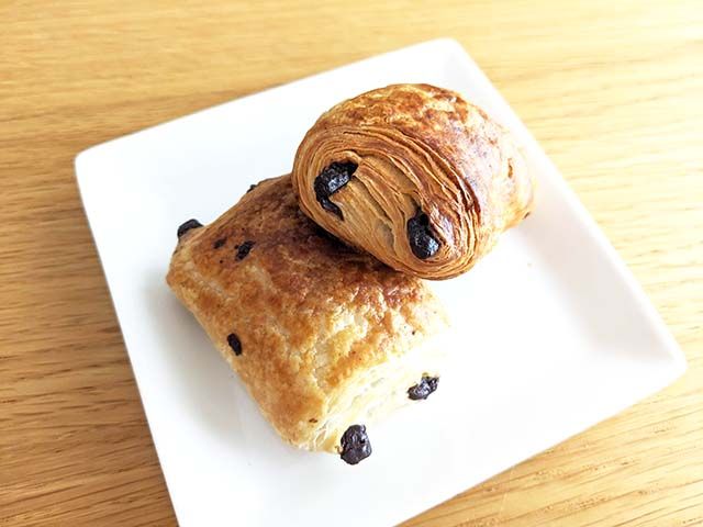 こんがりときつね色に焼きあがった「ミニパンオショコラ生地」がお皿にのせられ、テーブルに並べられている様子