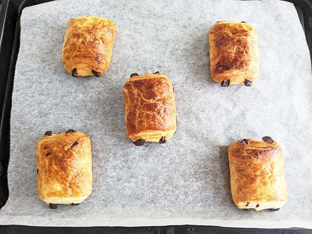 こんがりときつね色に焼きあがった「ミニパンオショコラ生地」