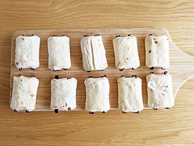 業務スーパー「ミニパンオショコラ生地」の袋の中に入っている「ミニパンオショコラ生地」10個がテーブルに並べられている様子