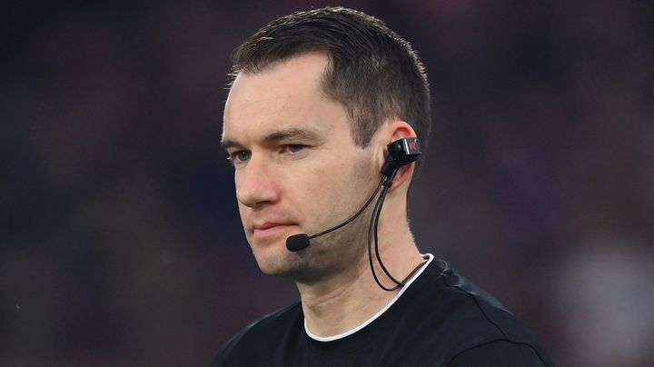 プレミアリーグ史上初！主審が試合中にカメラを装着したワケ